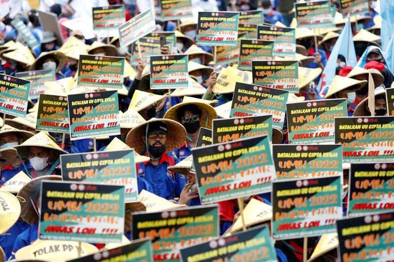 Apa yang dipertaruhkan dalam undang-undang penciptaan lapangan kerja yang kontroversial di Indonesia?