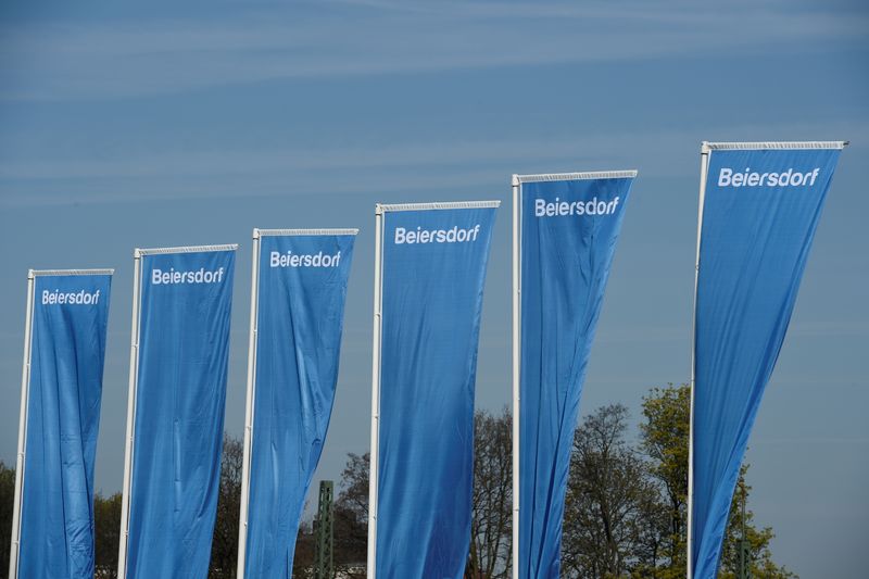 ARCHIV: Fahnen des deutschen Körperpflegeunternehmens Beiersdorf auf der Hauptversammlung in Hamburg, Deutschland, 20. April 2017