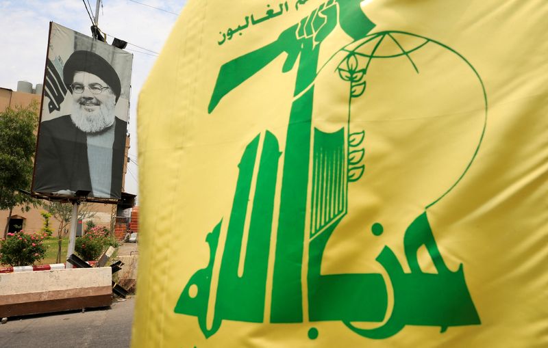 ARCHIV: Hisbollah-Flagge und ein Plakat mit dem Bild des Hisbollah-Chefs Sayyed Hassan Nasrallah an einer Straße in der Nähe von Sidon, Libanon