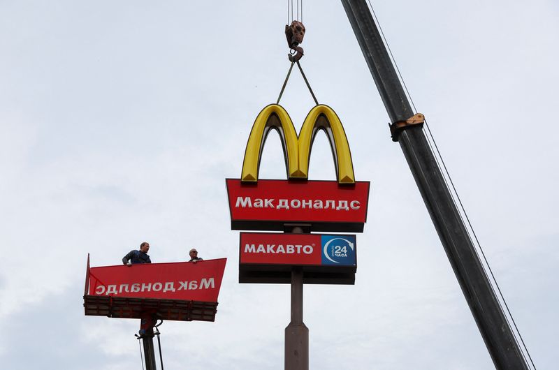 Arbeiter demontieren mit einem Kran den Goldenen Bogen von McDonald's in der Stadt Kingisepp, Region Leningrad, Russland