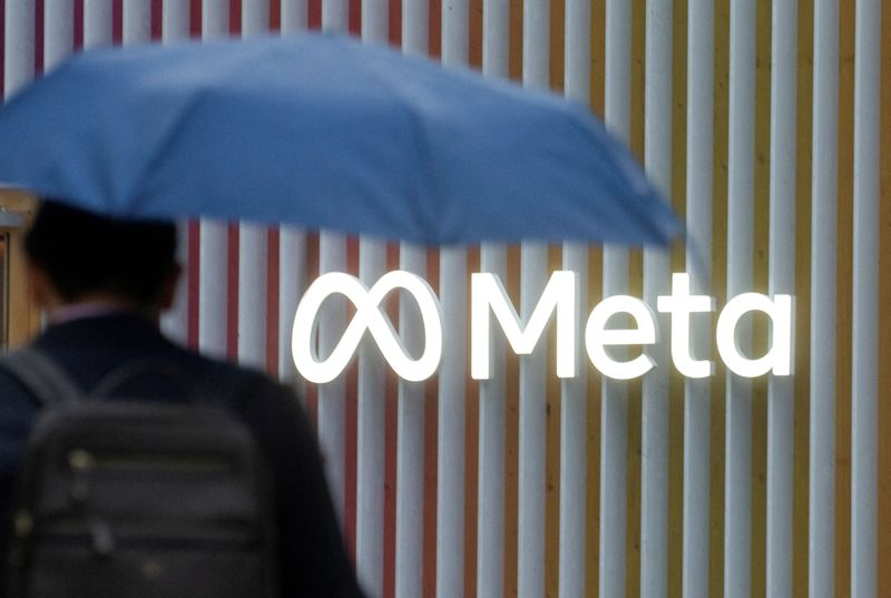 FOTO DE ARCHIVO: El logo de Meta Platforms en Davos, Suiza