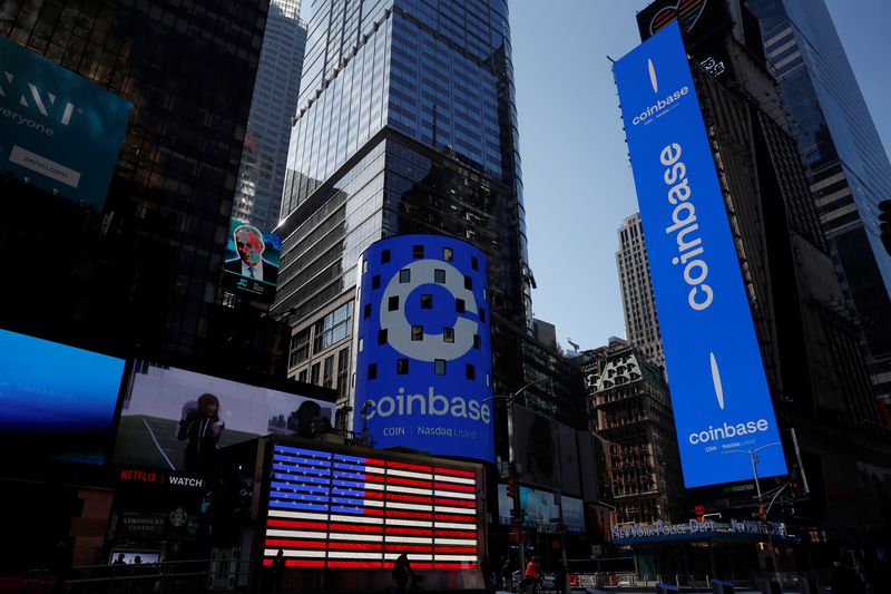 IMAGEN DE ARCHIVO. El logo de Coinbase Global Inc se despliega en el jumbotrón del Nasdaq MarketSite y otros en Times Square en Nueva York, EEUU