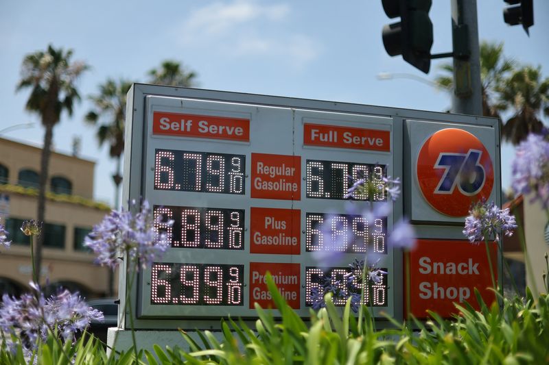 FOTO DE ARCHIVO: Precios de gasolina en una gasolinera en Santa Mónica