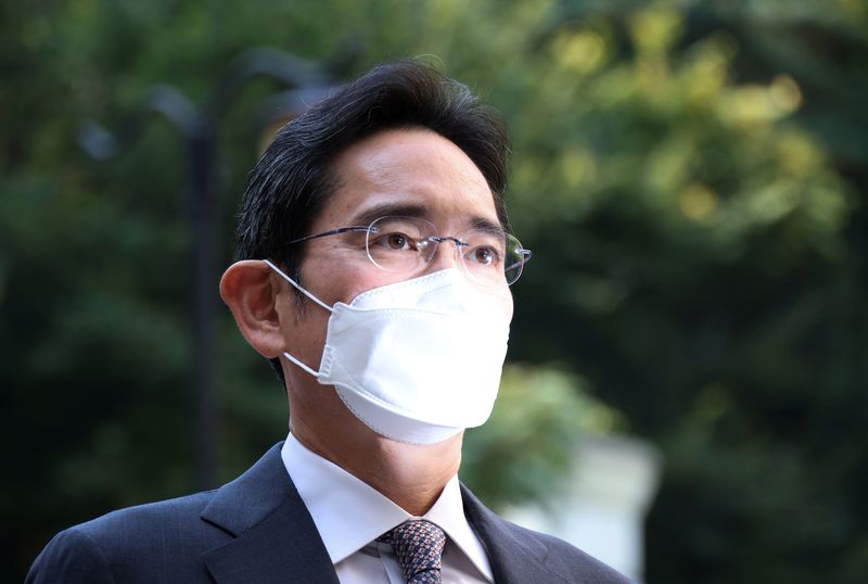 FILE PHOTO: Samsung Electronics Vice Chairman Jay Y. Lee arrives at a court in Seoul