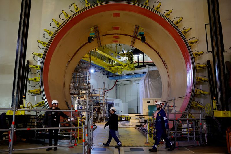 Photo d'archives des travailleurs à l'intérieur du bâtiment du réacteur de la centrale nucléaire de Flamanville 3