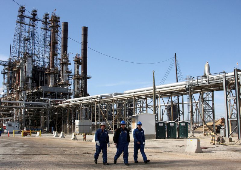 FOTO DE ARCHIVO: Trabajadores caminan dentro de la refinería de petróleo LyondellBasell en Houston, Texas, EEUU