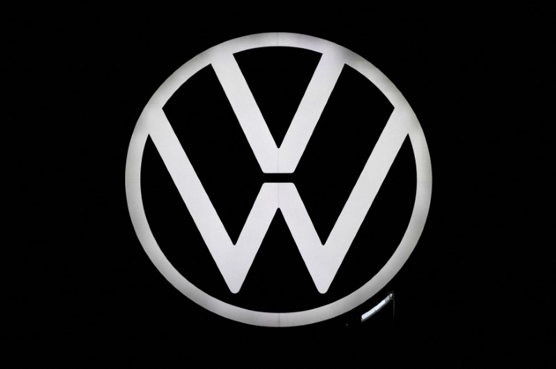 ARCHIV: Das Logo des deutschen Automobilherstellers Volkswagen am VW-Hauptsitz in Wolfsburg, Deutschland