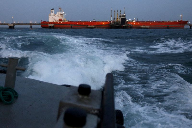 FOTO DE ARCHIVO: Un buque petrolero es atracado mientras se le bombea petróleo en el estado de Anzoategui