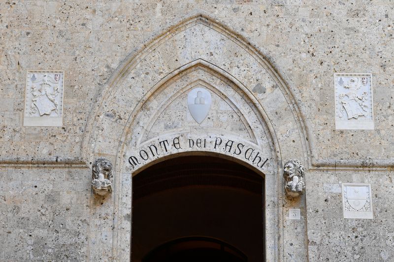 L'ingresso della sede di Monte dei Paschi di Siena