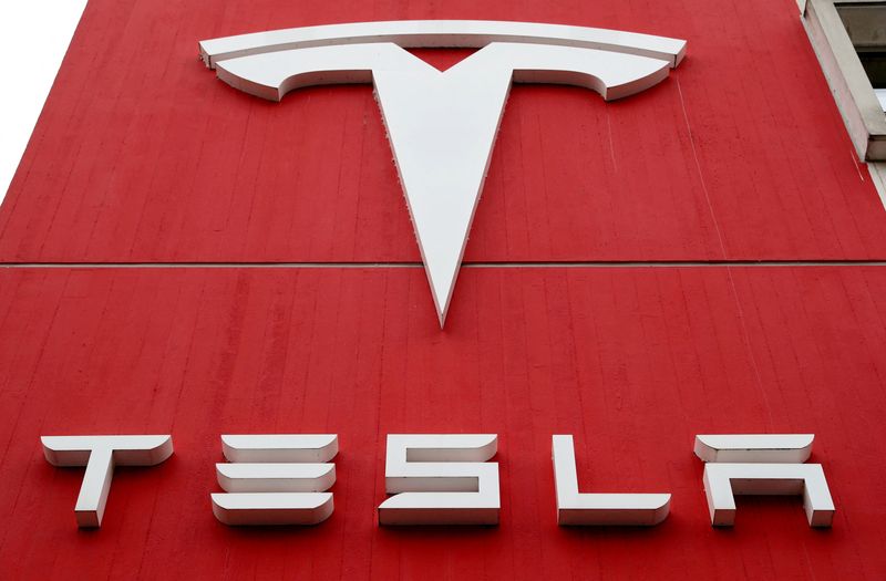 ARCHIV: Das Tesla-Logo in einer Niederlassung in Bern, Schweiz, 28. Oktober 2020. REUTERS/Arnd Wiegman