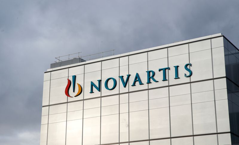 FOTO DE ARCHIVO. El logo de la compañía en la nueva fábrica de terapia celular y genética del fabricante de medicamentos suizo Novartis en Stein, Suiza