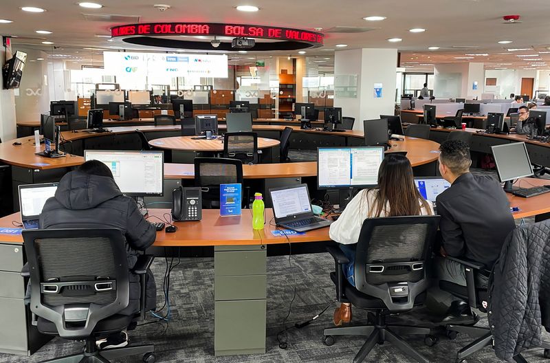 FOTO DE ARCHIVO-Operadores trabajan en el parqué de la Bolsa de Valores de Colombia, en Bogotá, Colombia.