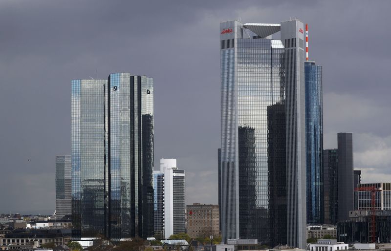 ARCHIV: Der Hauptsitz der Deutschen Bank (links) und Deka Invest (rechts) in Frankfurt am Main, Deutschland, 15. April 2016. REUTERS/Kai Pfaffenbach