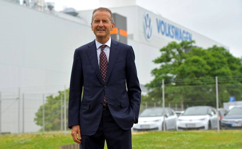 ARCHIV: Der Vorstandsvorsitzende von Volkswagen, Herbert Diess, bei seinem Besuch des VW-Elektroautowerks von in Zwickau, Deutschland