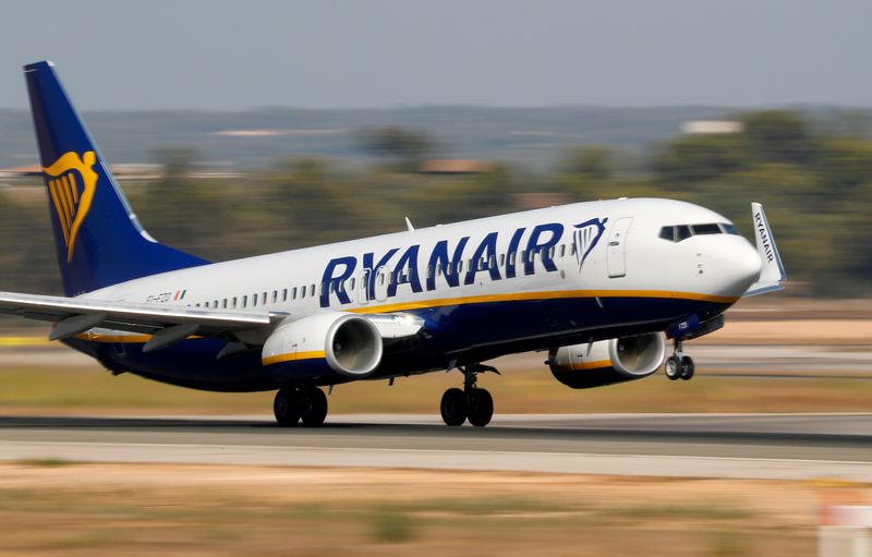 FOTO DE ARCHIVO. Un avión Boeing 737-800 de Ryanair despega desde el aeropuerto de Palma de Mallorca, España