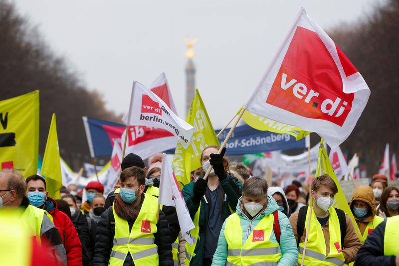 ARCHIV: Menschen nehmen an einer Demonstration der deutschen Gewerkschaft Verdi in Berlin teil, Deutschland, 25. November 2021. REUTERS/Michele Tantussi