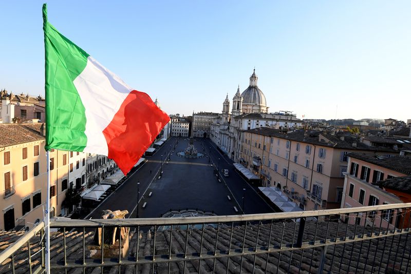 Una bandiera italiana a Piazza Navona, a Roma