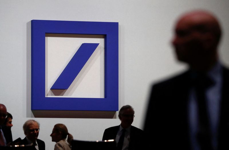 Il logo Deutsche Bank durante un evento a Francoforte