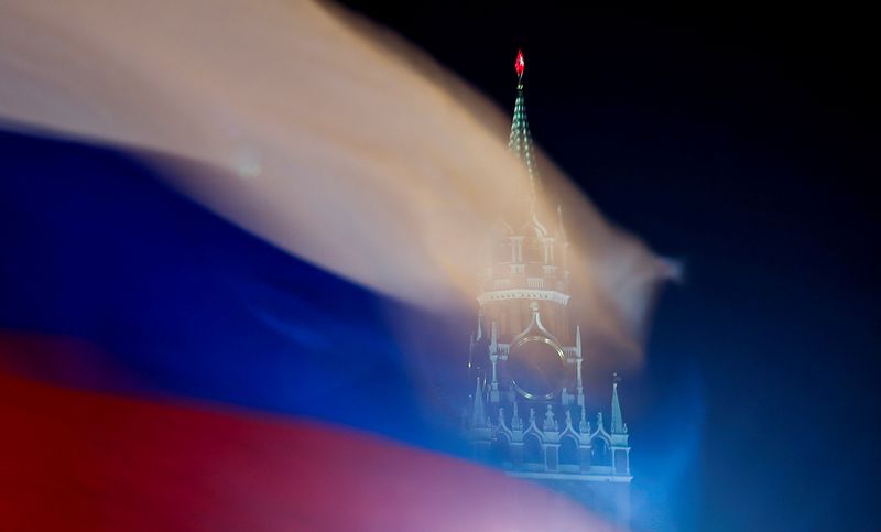 Una bandiera russa davanti alla Torre Spasskaya del Cremlino a Mosca