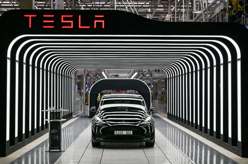 Imagen de archivo de coches Modelo Y durante la ceremonia de inauguración de la nueva Gigafábrica de Tesla para coches eléctricos en Grünheide