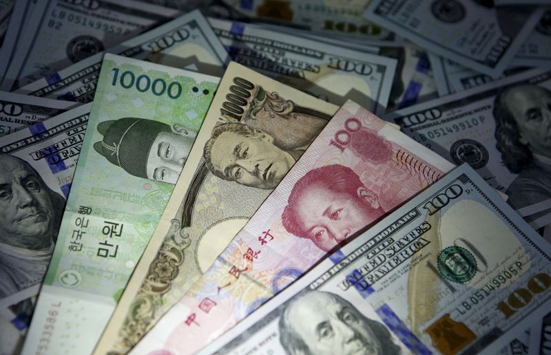 FOTO DE ARCHIVO. Imagen de ilustración de billetes de won surcoreano, yuan chino y yen japonés sobre billetes de 100 dólares estadounidenses, en Seúl, Corea del Sur