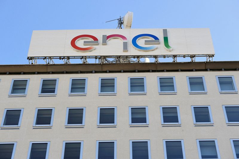 Il logo Enel presso la sede di Milano