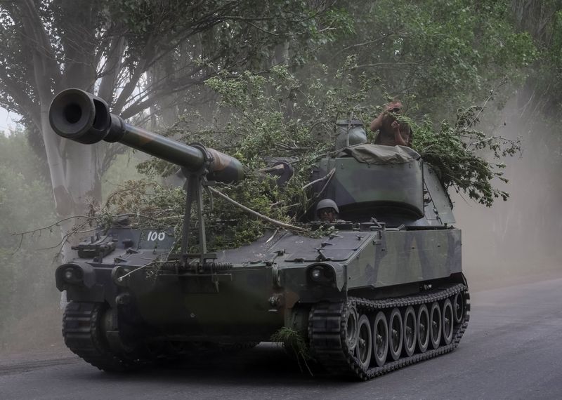 Un carro armato guidato dalle truppe ucraine nella regione del Donetsk, in Ucraina