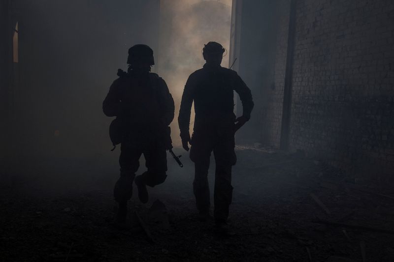 Miembros del servicio ucraniano caminan en la zona industrial de la ciudad de Severodonetsk