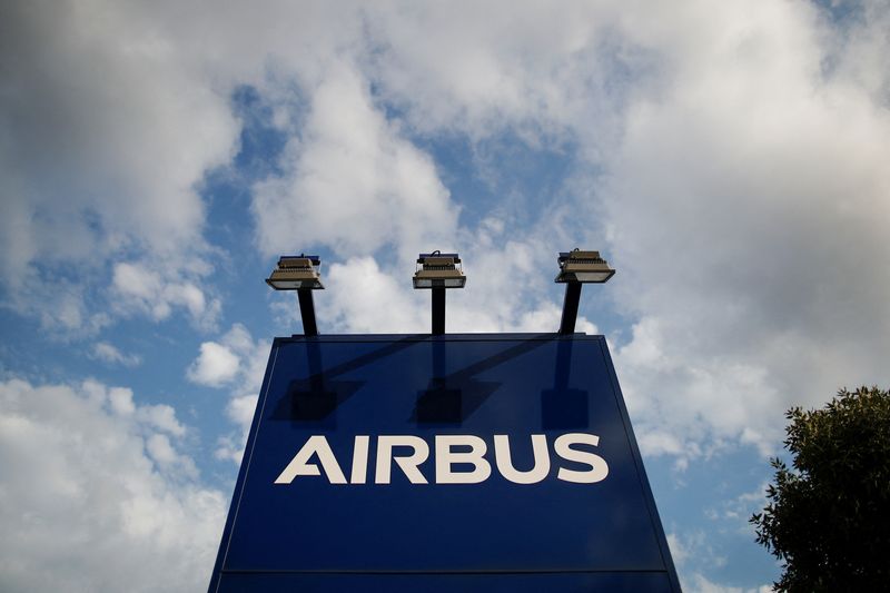 ARCHIV: Das Logo von Airbus am Eingang des Werks in Blagnac bei Toulouse, Frankreich, 1. Juli 2020. REUTERS/Benoit Tessier
