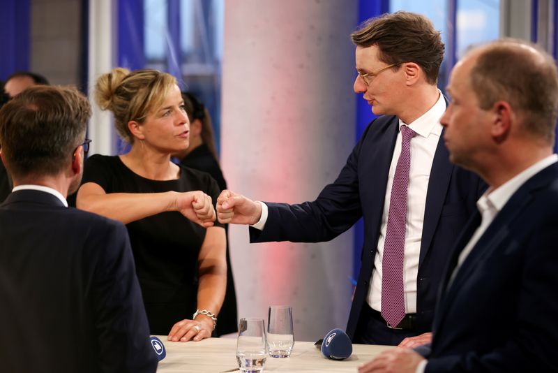 ARCHIV: Grünen-Spitzenkandidatin Mona Neubaur (2. v. l.), SPD-Spitzenkandidat Thomas Kutschaty (1. v. l. ), FDP-Spitzenkandidat Joachim Stamp (1. v. r. ) und NRW-Ministerpräsident und CDU-Spitzenkandidat Hendrik Wuest  (2. v. r.) bei einer TV-Diskuss
