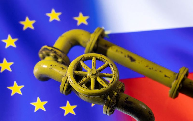FOTO DE ARCHIVO: Tubos de gas natural impresos en 3D colocados sobre banderas de la UE y Rusia 