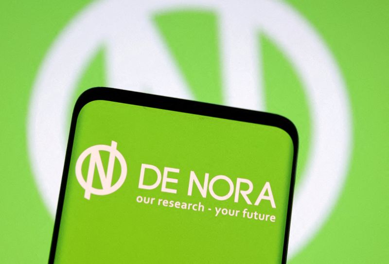 Il logo De Nora su uno smartphone
