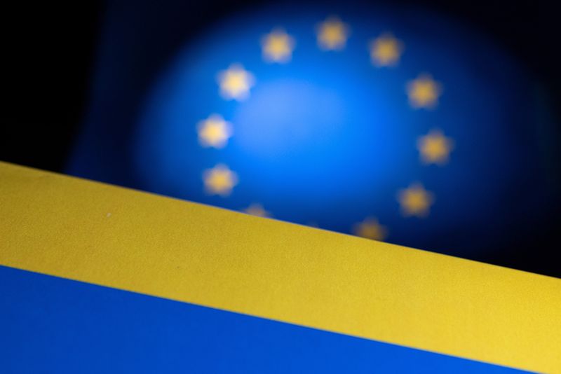Les drapeaux de l'UE et de l'Ukraine
