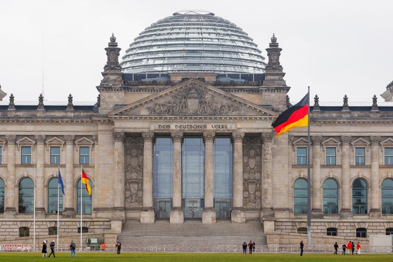 ARCHIV: Gesamtansicht des Reichstagsgebäudes in Berlin, Deutschland, 7. Dezember 2021. REUTERS/Michele Tantussi