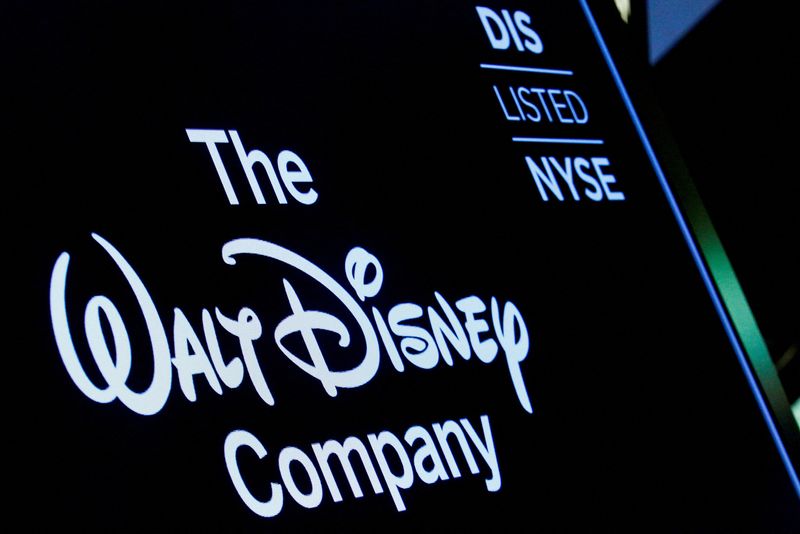 FOTO DE ARCHIVO. El logotipo y un símbolo de teletipo de The Walt Disney Company, en Nueva York