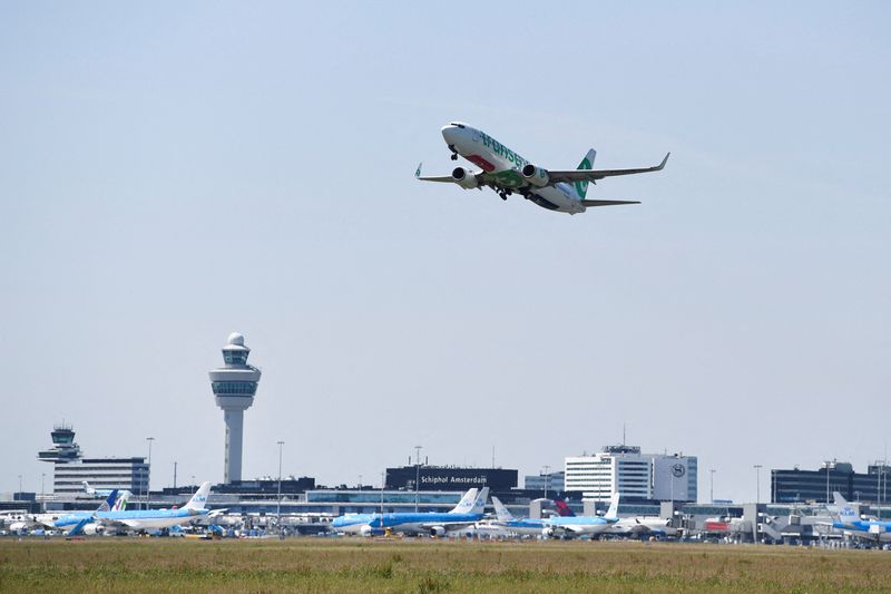 FOTO DE ARCHIVO: Un avión despega del aeropuerto de Schiphol en Ámsterdam