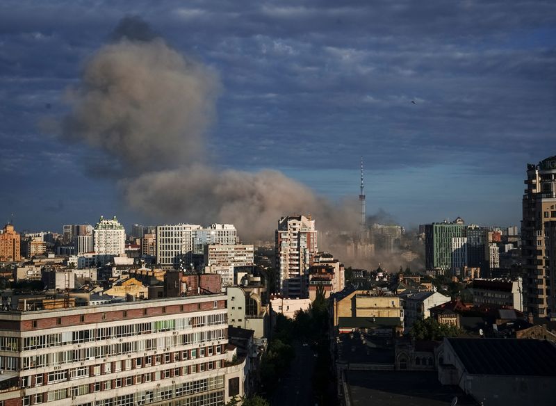 UKRAINE: LE CENTRE DE KYIV VISÉ PAR DES BOMBARDEMENTS RUSSES