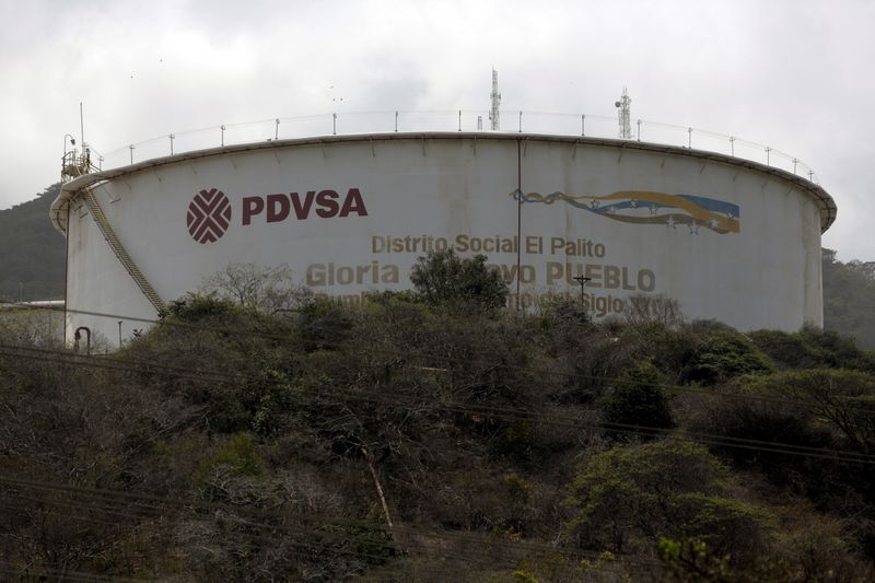 Foto de archivo del logo de PDVSA en un tanque en la refinería El Palito en Puerto Cabello