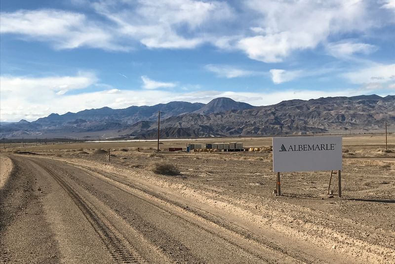 Foto de archivo del logo de Albemarle cera de una instalación de litio de la empresa en Silver Peak, Nevada