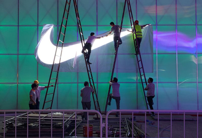 ARCHIV: Arbeiter installieren eine Nike-Logo-Lampe vor der Wukesong Arena in Peking, China