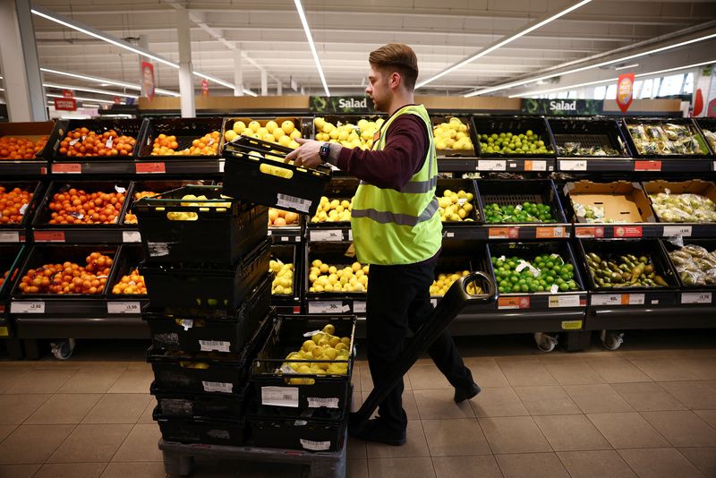 Imagen de archivo de un empleado ordenando productos dentro de un supermercado Sainsbury's en Richmond, al oeste de Londres