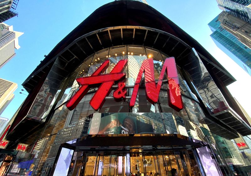 FOTO DE ARCHIVO: El logotipo de H&M en Nueva York
