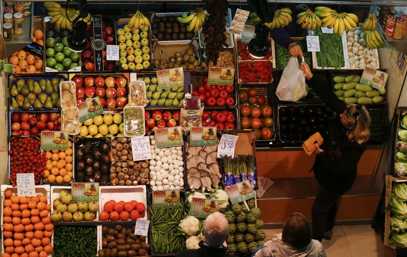 FOTO DE ARCHIVO: Un puesto de frutas y hortalizas en Sevilla