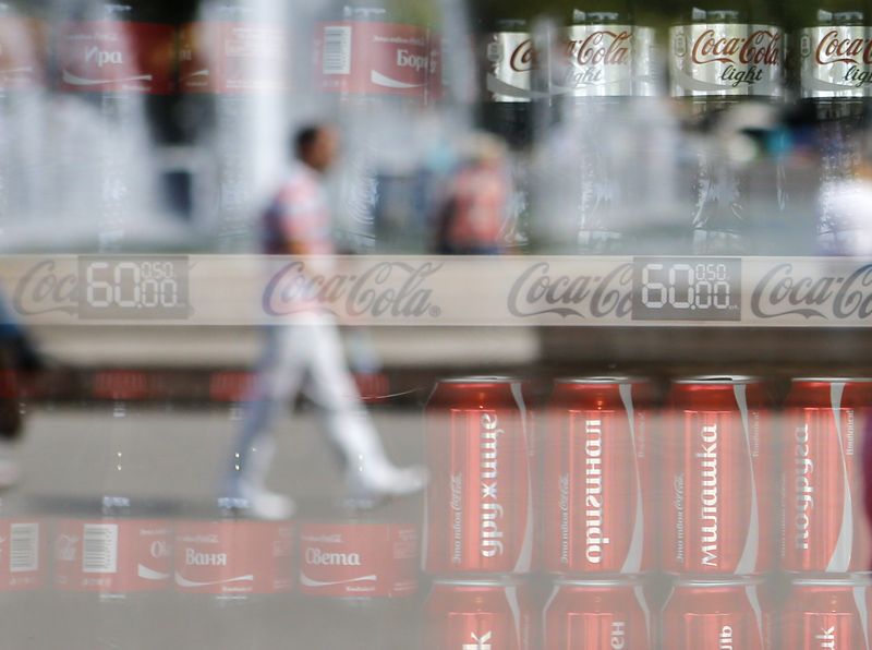FOTO DE ARCHIVO-Botellas y latas de Coca-Cola, dentro de un refrigerador de una tienda en Moscú. 