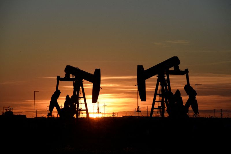 Imagen de archivo de balancines petroleros operando al atardecer en un campo en Midland, Texas