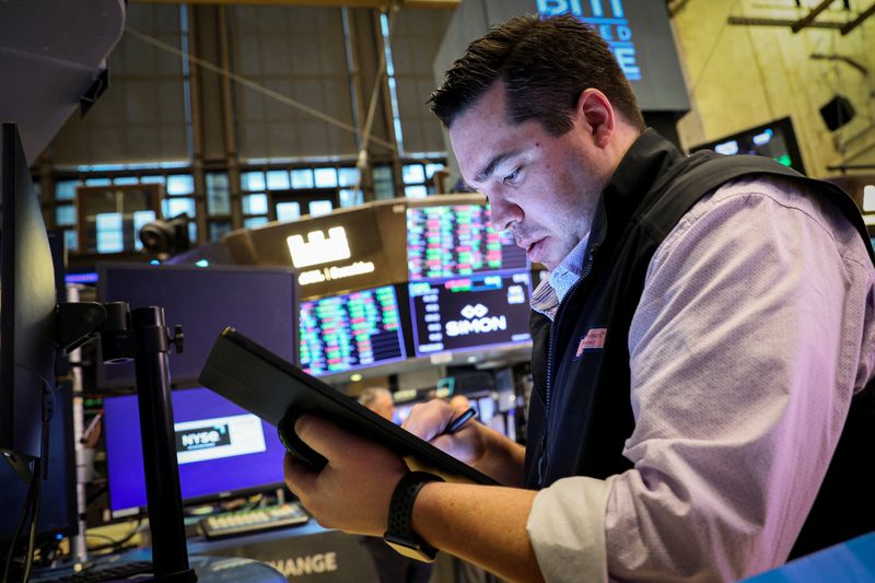 IMAGEN DE ARCHIVO. Un operador trabaja en el piso de la Bolsa de Valores de Nueva York (NYSE), en la Ciudad de Nueva York, EEUU