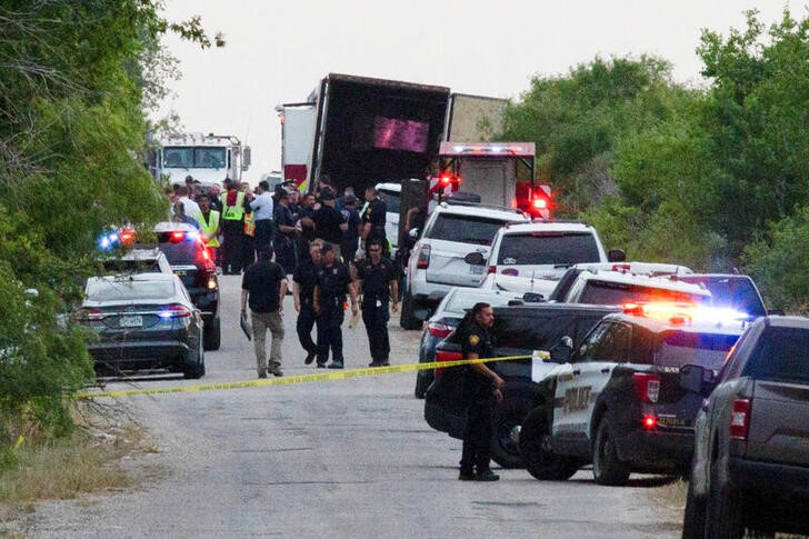 Foto del lunes de agentes de policía en el lugar donde sue halló cun camión con decenas de migrantes muertos en San Antonio, Texas