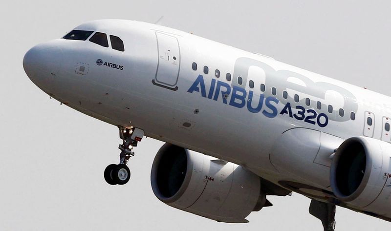IMAGEN DE ARCHIVO. El Airbus A320neo despega durante su primer evento de vuelo en Colomiers, cerca de  near Toulouse, Francia