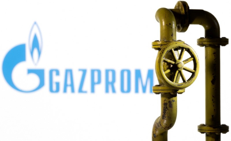 ARCHIV: Eine 3D-gedruckte Erdgaspipeline wird vor einem Gazprom-Logo platziert. Das Bild wurde am 8. Februar 2022 aufgenommen. REUTERS/Dado Ruvic/Illustration