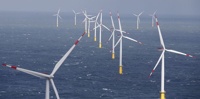 ARCHIV: Windkraftanlagen nahe der Insel Amrum, Deutschland, 4. September 2015. REUTERS/Morris Mac Matzen